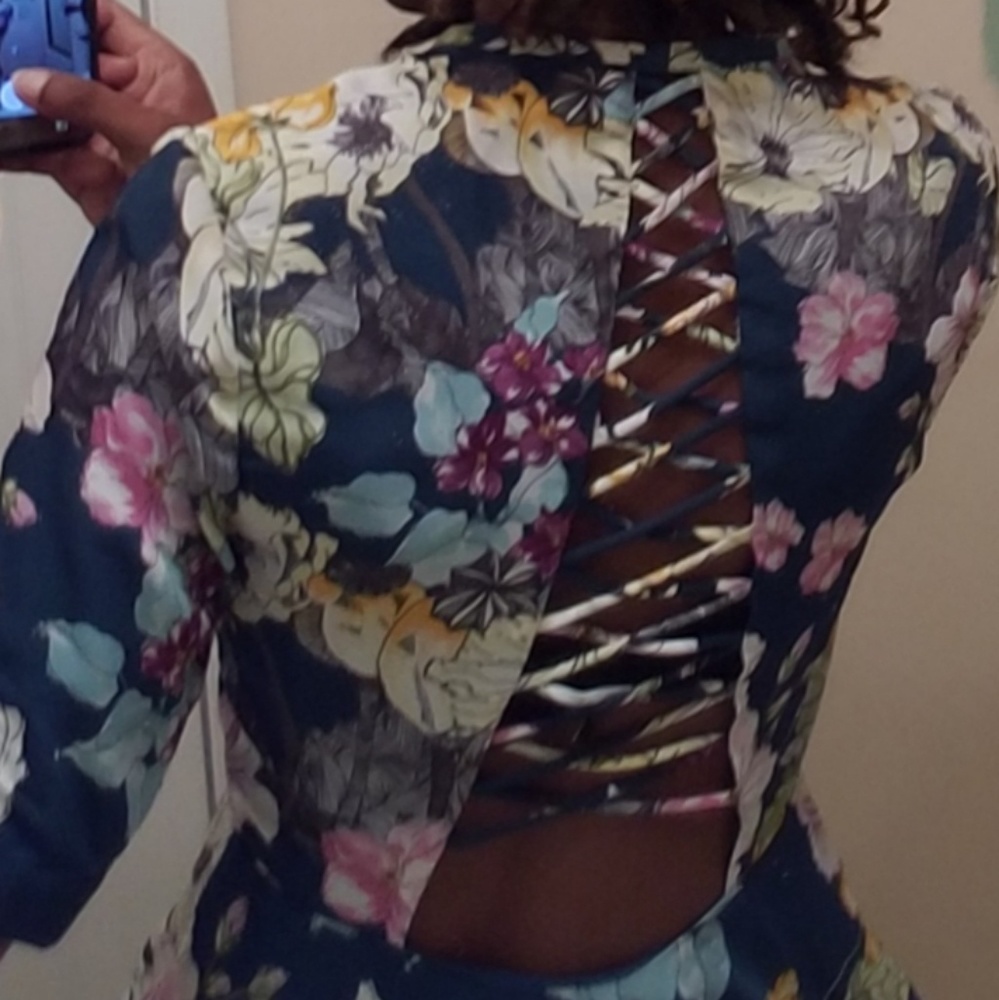 Adorable Guess dress!! - Picture 4 of 7